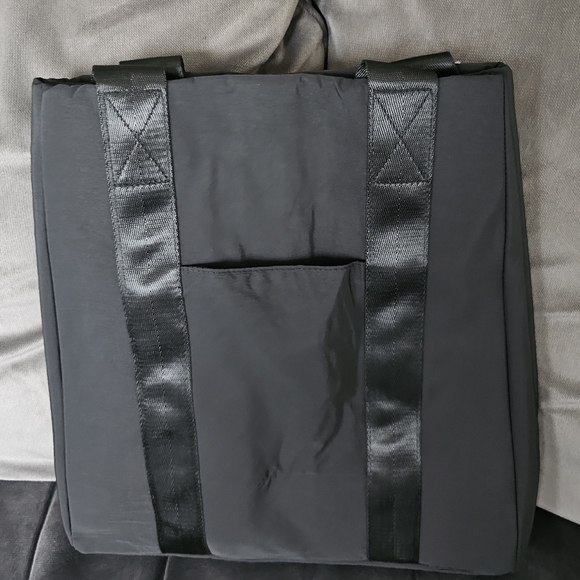 Lolë Mile-End Convertible Bag - Picture 2 of 3